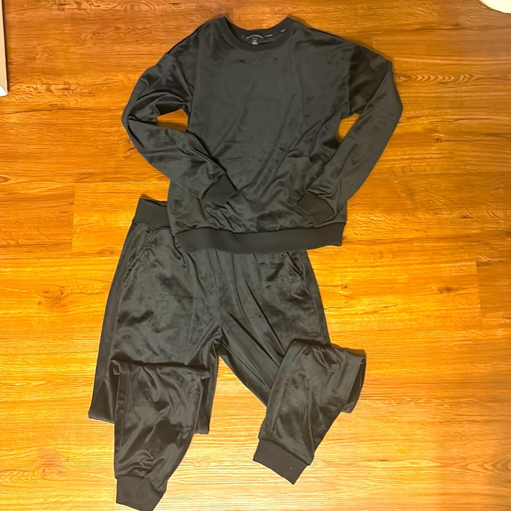 Velvet Banana Republic mono chrome set.